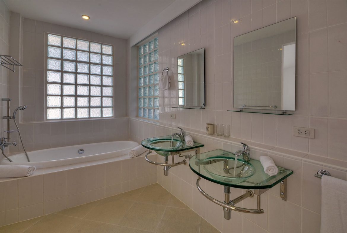 Spacious Villa Paklok