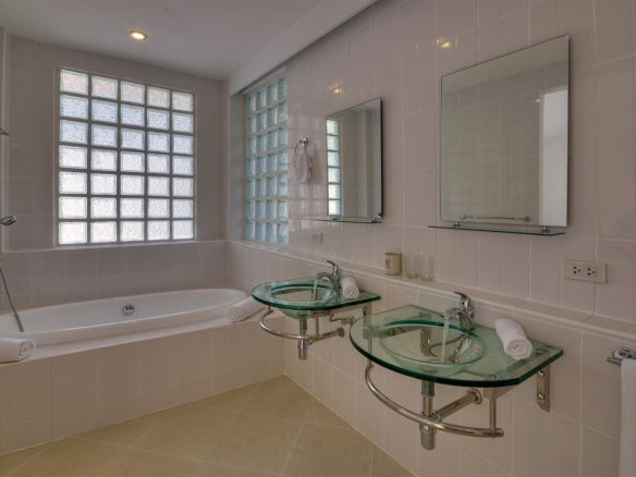 Spacious Villa Paklok