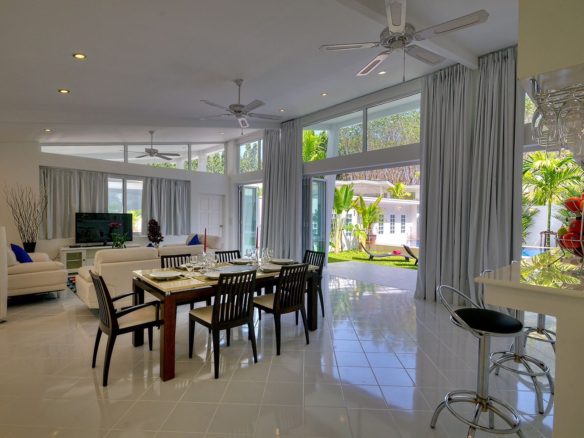 Spacious Villa Paklok