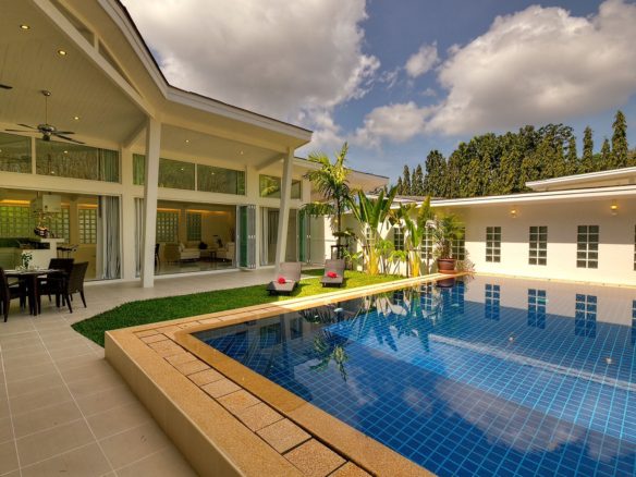 Spacious Villa Paklok