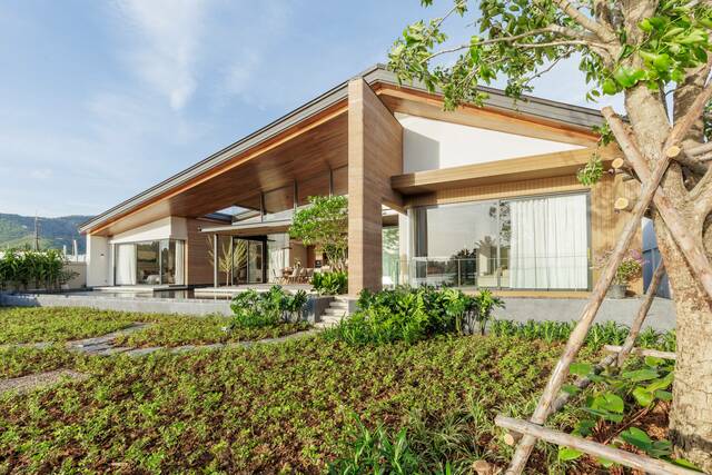 4 Bedroom Lakefront Pool Villa in Cherngtalay