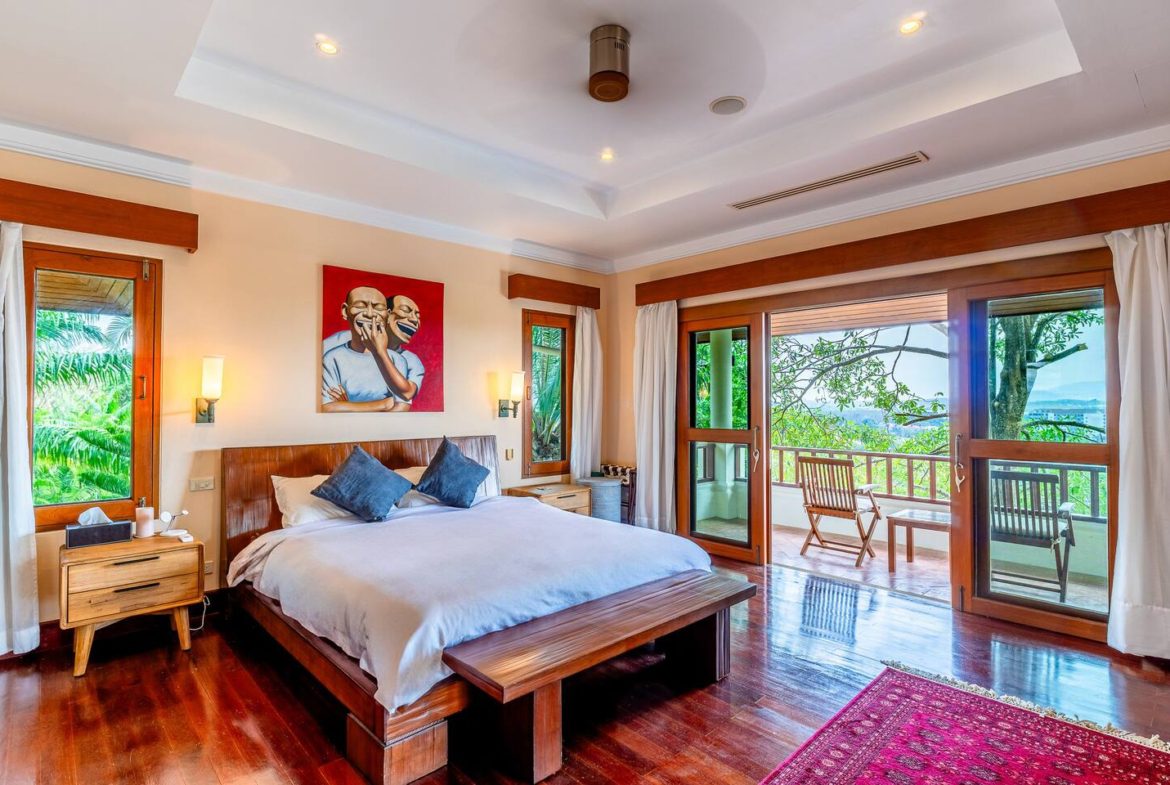 5 Bedroom Luxury Hillside Villa in Laguna