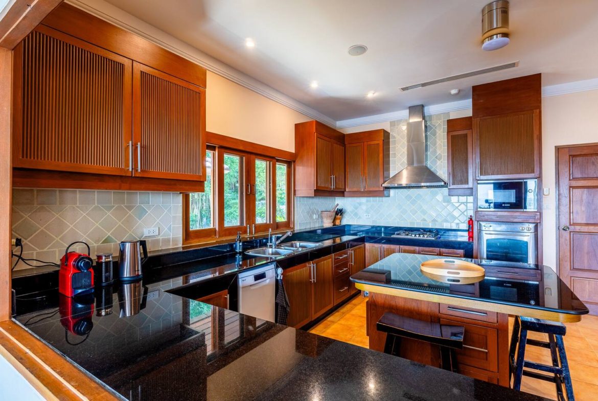 5 Bedroom Luxury Hillside Villa in Laguna