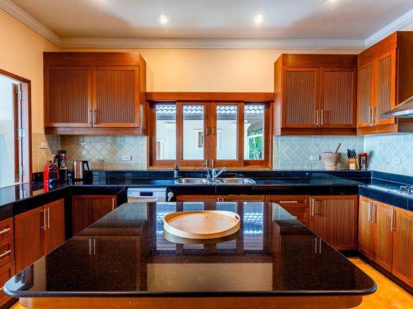 5 Bedroom Luxury Hillside Villa in Laguna
