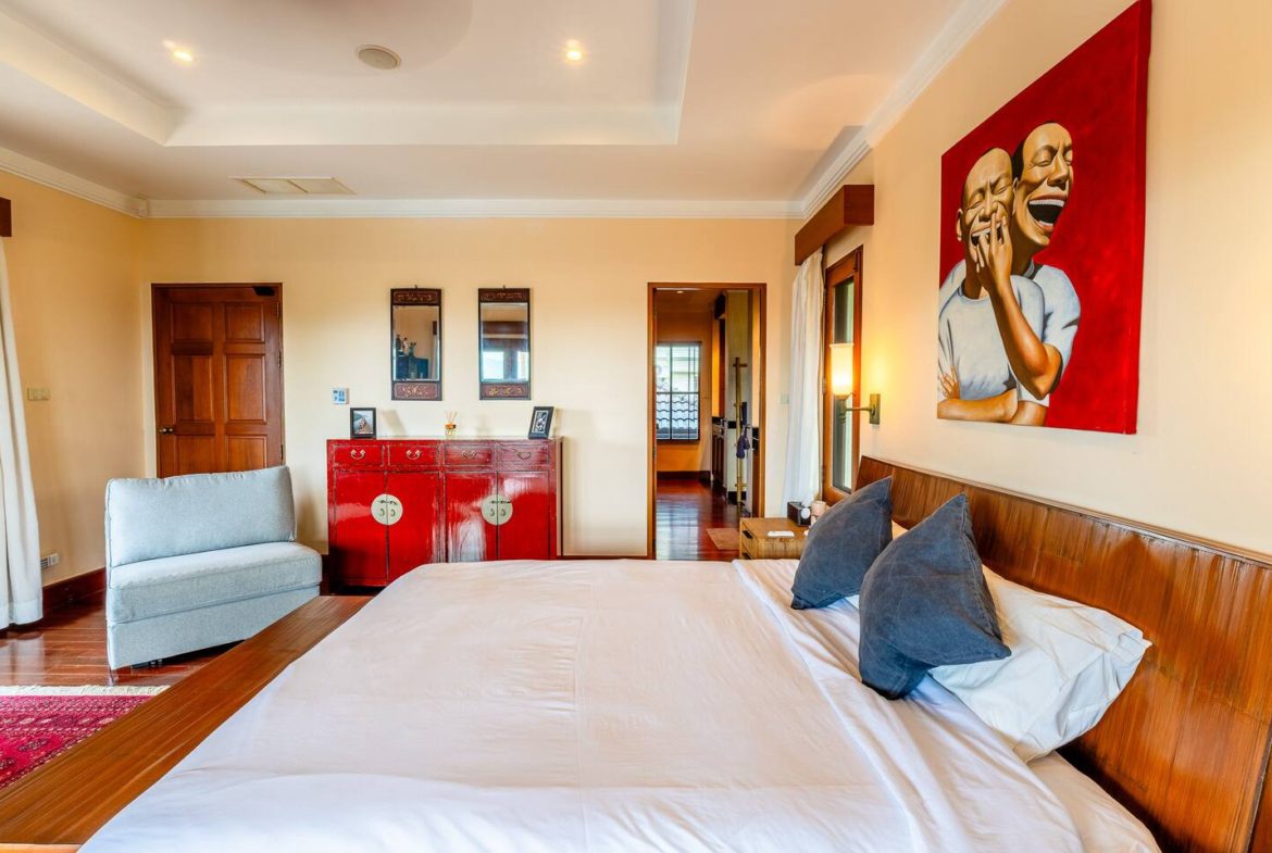 5 Bedroom Luxury Hillside Villa in Laguna