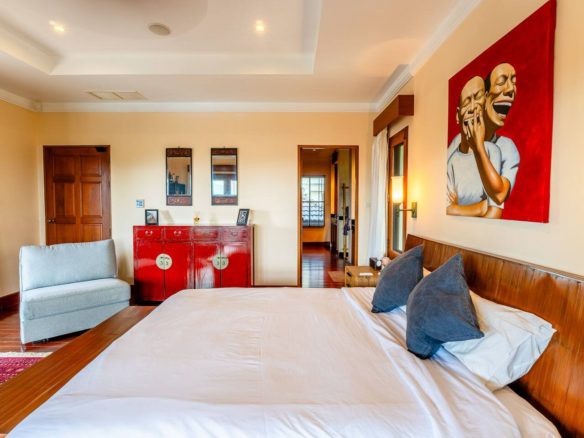 5 Bedroom Luxury Hillside Villa in Laguna
