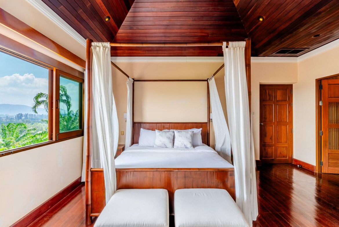 5 Bedroom Luxury Hillside Villa in Laguna