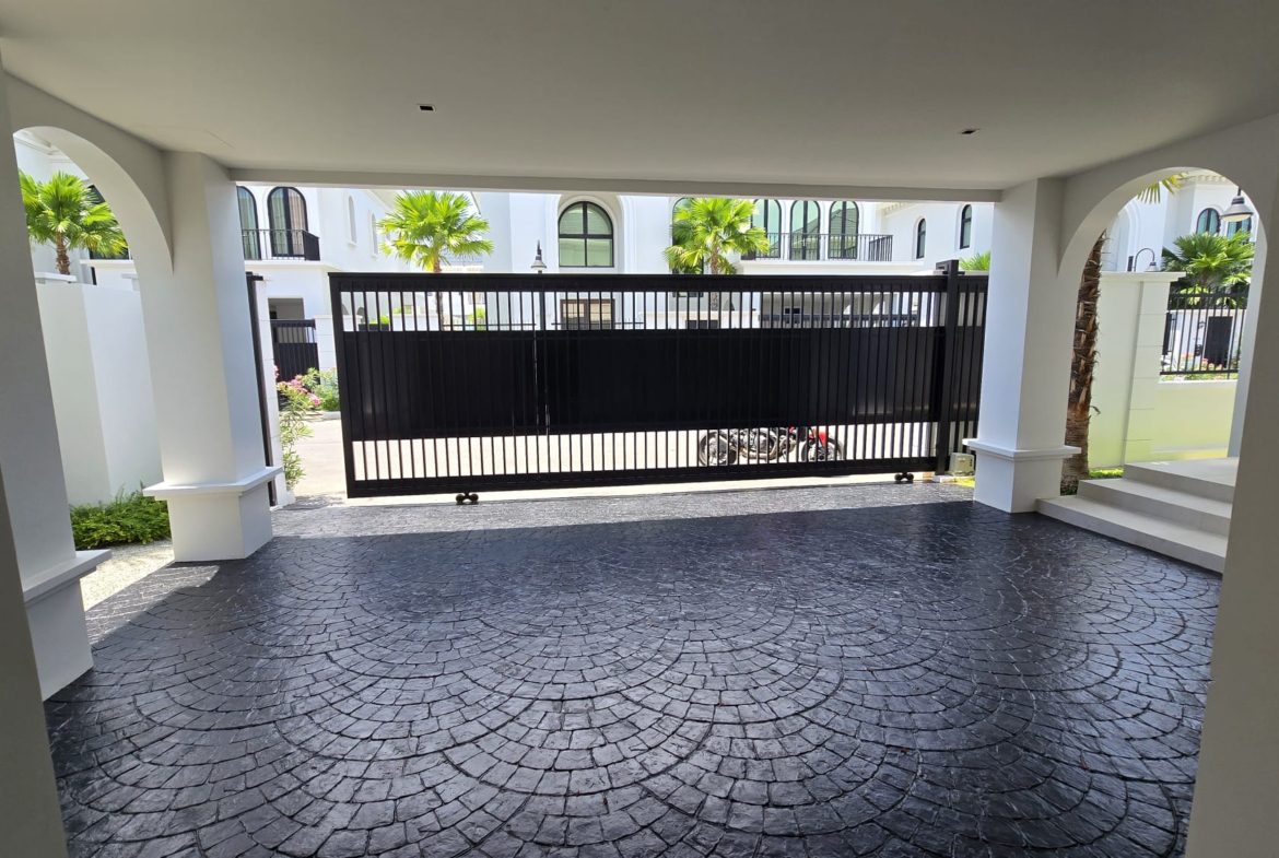 3+1 Bedroom Upgraded Pool Villa with Large Plot in Bang Tao