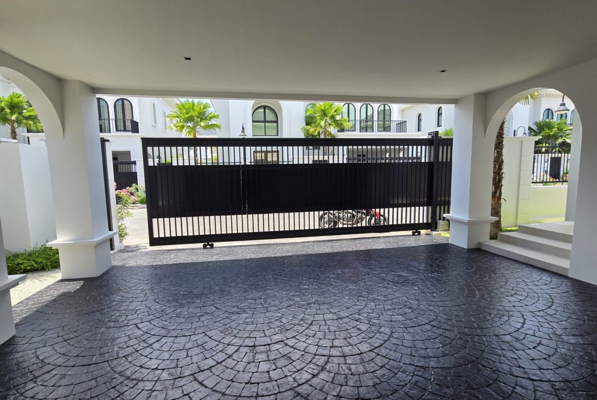 3+1 Bedroom Upgraded Pool Villa with Large Plot in Bang Tao