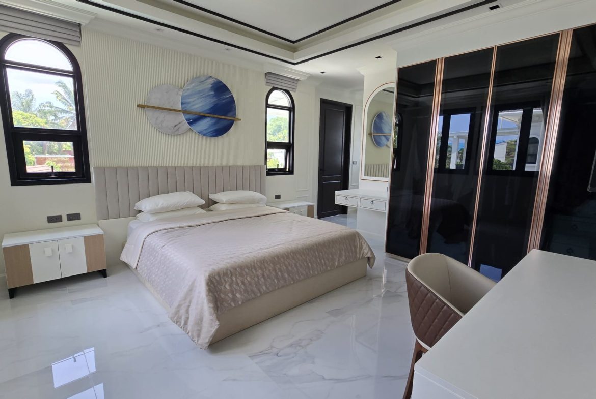 3+1 Bedroom Upgraded Pool Villa with Large Plot in Bang Tao