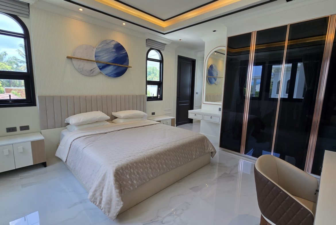 3+1 Bedroom Upgraded Pool Villa with Large Plot in Bang Tao
