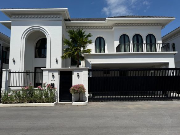 3+1 Bedroom Upgraded Pool Villa with Large Plot in Bang Tao