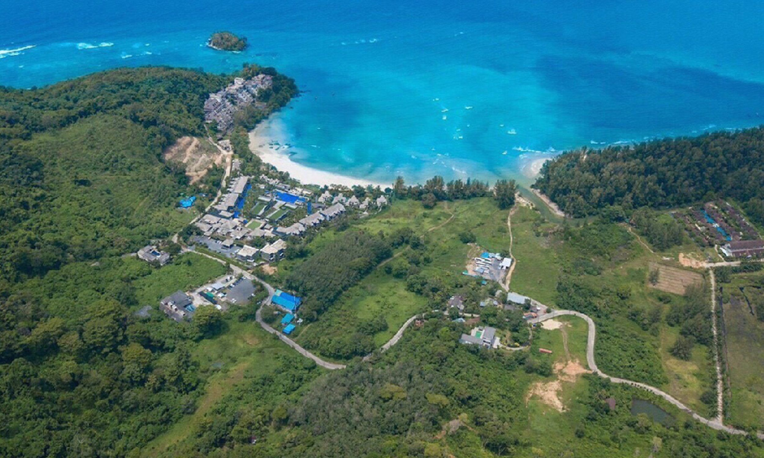 Smart Home Condos near Airport beach_overview_XL Airport Proximity One-Bedroom Condo