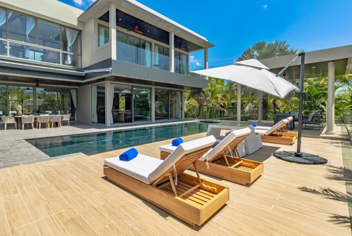 Luxury 6-Bedroom Villa with Infinity Pool Layan Beach