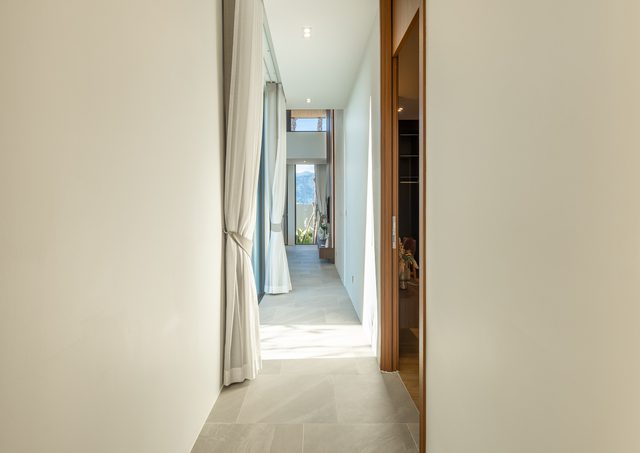 3–4 Bedroom Ready-to-Move-In Hillside Pool Villas in Bang Jo