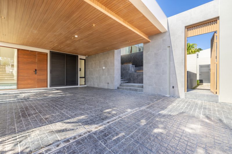 3–4 Bedroom Ready-to-Move-In Hillside Pool Villas in Bang Jo